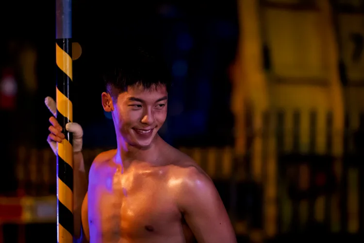 許光漢裸身大跳《舞孃》。金盞花大影業提供