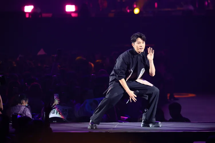 韋禮安今晚第３度攻蛋，台下坐無虛席。彭欣偉攝