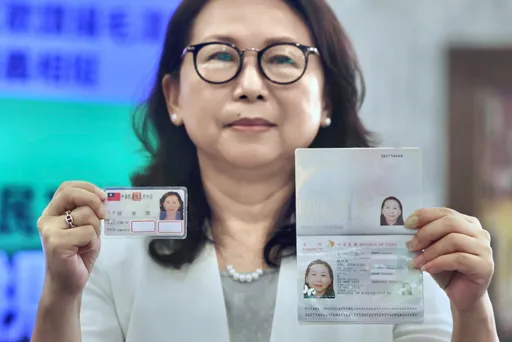 列民眾黨不分區挨轟！　徐春鶯秀身分證喊「沒入過共產黨」：請賴清德拿出證據