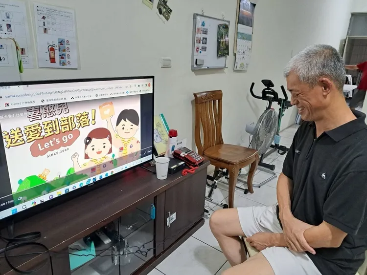 阿賢看影片為出隊做準備。喜憨兒基金會提供