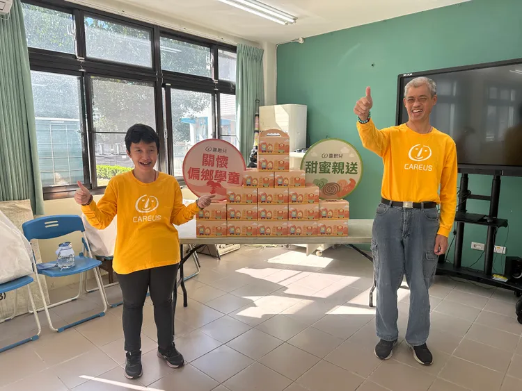 10年後爭取送愛出隊關懷小朋友的阿賢(右)。喜憨兒基金會提供