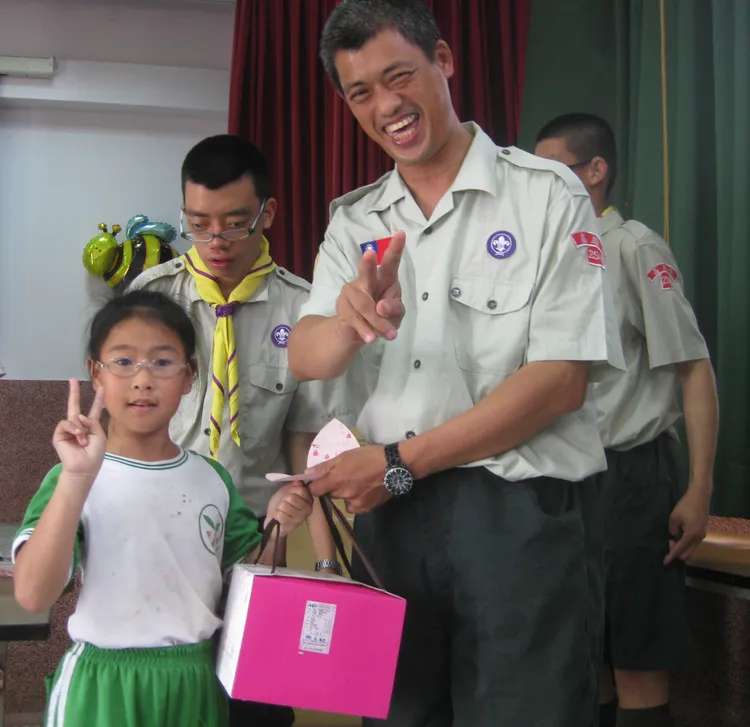 10年前參加送愛出隊的阿賢(右)。喜憨兒基金會提供