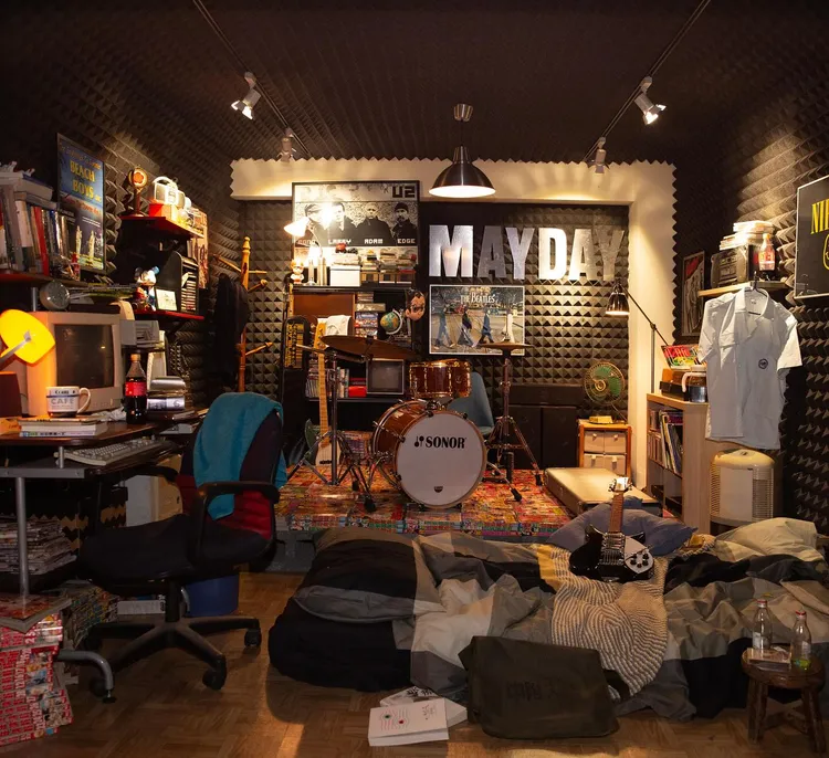 疑似臥室改成練團室曝光。翻攝臉書「五月天 怪獸」