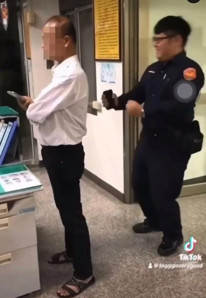 黃員在他人後方做出不雅動作。翻攝臉書