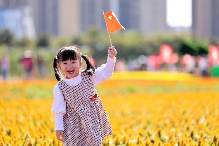 中國一名女童在山東棗莊的花海中嬉戲。