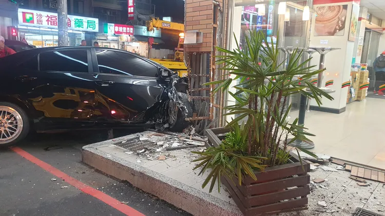 直行車右車輪整個撞歪。民眾提供