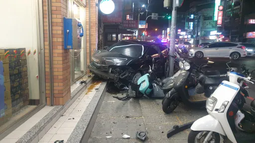 路口左转刚起步就肇事 直行车挨撞失控冲超商酿2伤