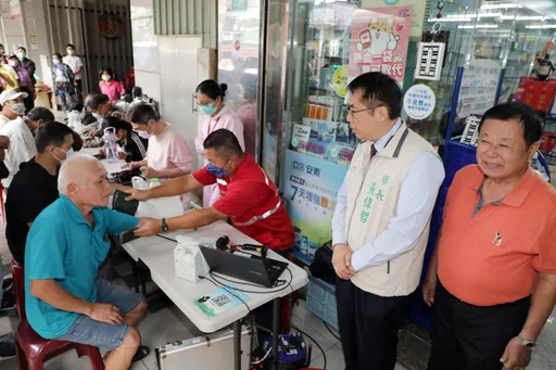 這藥局27年自辦捐血獲迴響 黃偉哲也來了!送百杯冷飲回饋熱血