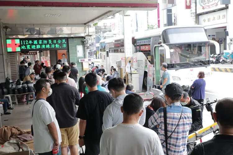田邊藥局捐血活動吸引民眾大排長龍。市府提供