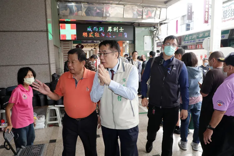 黃偉哲到場感謝民眾挽袖救人。市府提供