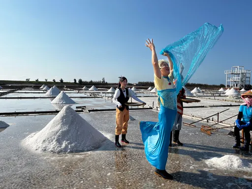 8點檔男主角王燦豁出去　穿女裝扮Elsa「灑雪花」