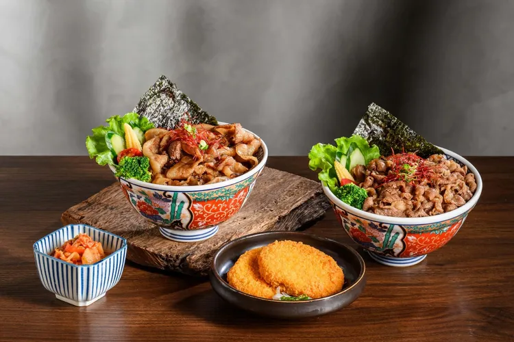 宮本武丼兩款人氣燒肉丼，左起作州野豬、宮本野牛丼，擁有業界同級丼飯最大份量，收服肉控味蕾。業者提供