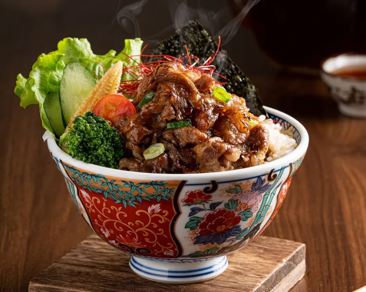 宮本武丼人氣野牛丼，澎湃130g火烤美味肉山，以直火快準疾烤1.5mm牛肉薄片，曾創下單月破萬碗銷售量。業者提供