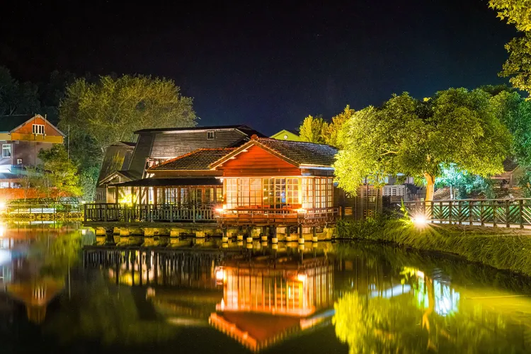 夜遊車埕感受不一樣的日式風情。業者提供