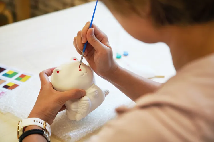 「農遊水里」系列，可選擇到水里蛇窯「DIY彩繪陶瓷撲滿」。業者提供