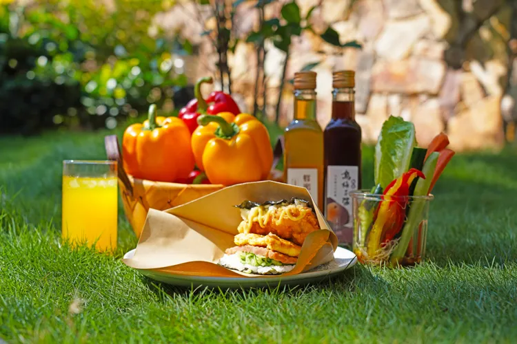 「福容徠旅水里」早餐生菜沙拉中的紅、黃彩椒，特地採購當地青農的有機栽種。業者提供