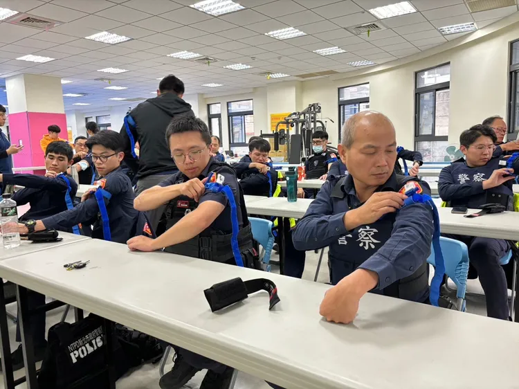 蘆洲分局警員學習把握到場急救傷患黃金時間。警方提供