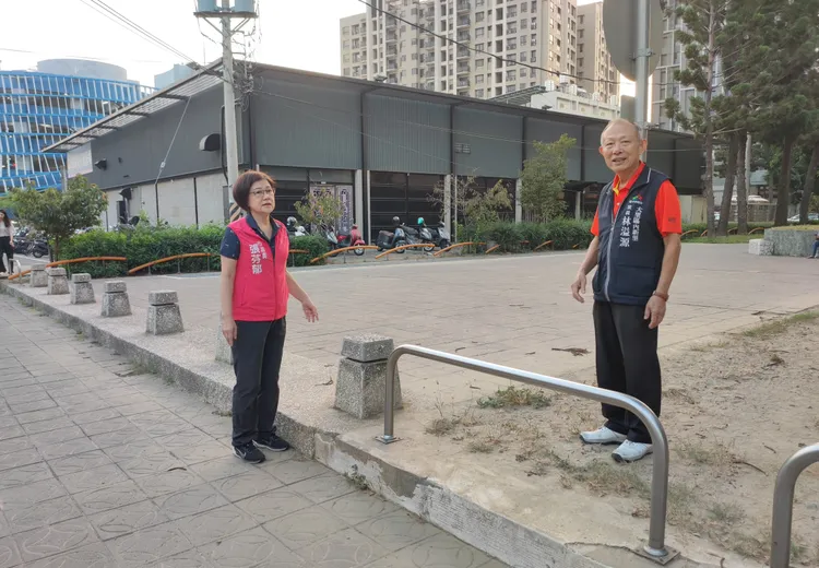 路面高低落差加上ㄇ字型車阻，造成輪椅族不便。張芬郁服務處提供