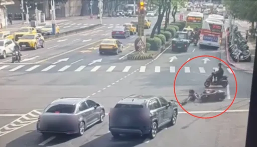 北市男酒後騎電動滑板車闖馬路肇事 慘遭機車撞上還吃上刑責畫面曝光