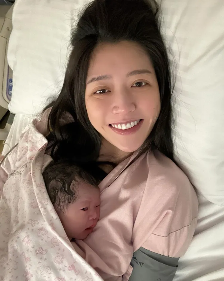 逸歡抱著剛出生的女兒「饅饅」，臉上滿是笑容。翻攝逸歡IG