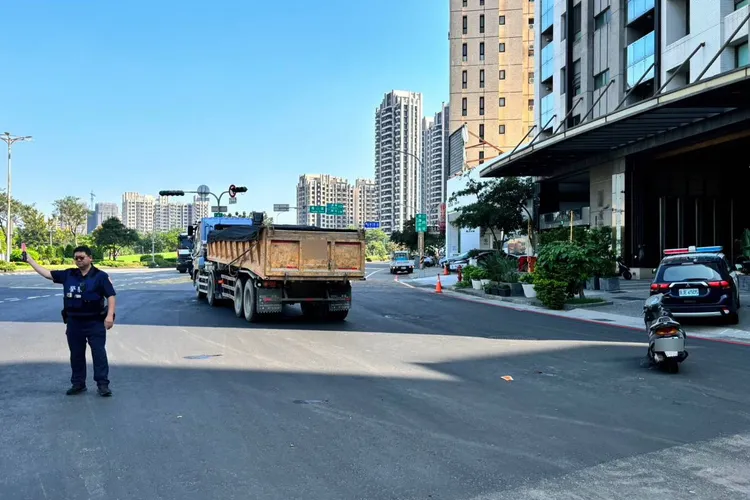 警方初步研判，砂石車未禮讓直行機車肇事。警方提供