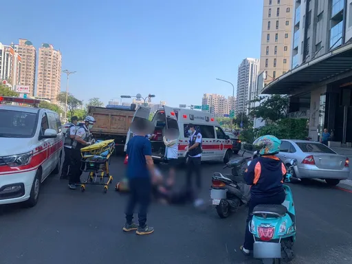 驚險片|砂石車說切就切!機車慘遭擦撞倒地 87歲乘客意識不清送醫