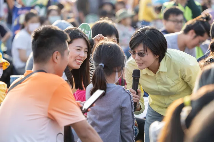 林岱樺用英語跟小朋友互動問答。林岱樺服務處提供