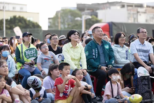 紙風車來了!林岱樺化身微笑姊姊雙語互動  4千名親子樂翻了