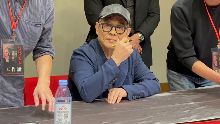 李連杰替粉絲簽書。攝影中心攝