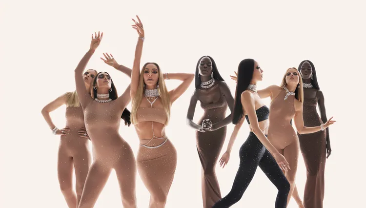 聯名系列以柔軟面料鑲嵌閃耀水晶。品牌提供