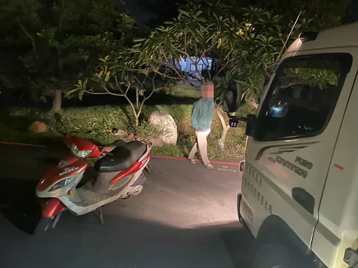 惱怒清潔員沒幫提垃圾！老翁拎著騎車擋資收車　警依這2罪函送法辦