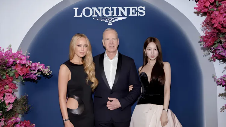 浪琴表總裁Matthias（中）9月時在紐約發表會上左手被秀智勾著、右手摟著「小珍妮佛」珍妮佛勞倫斯，被2大女神左右環伺。品牌提供