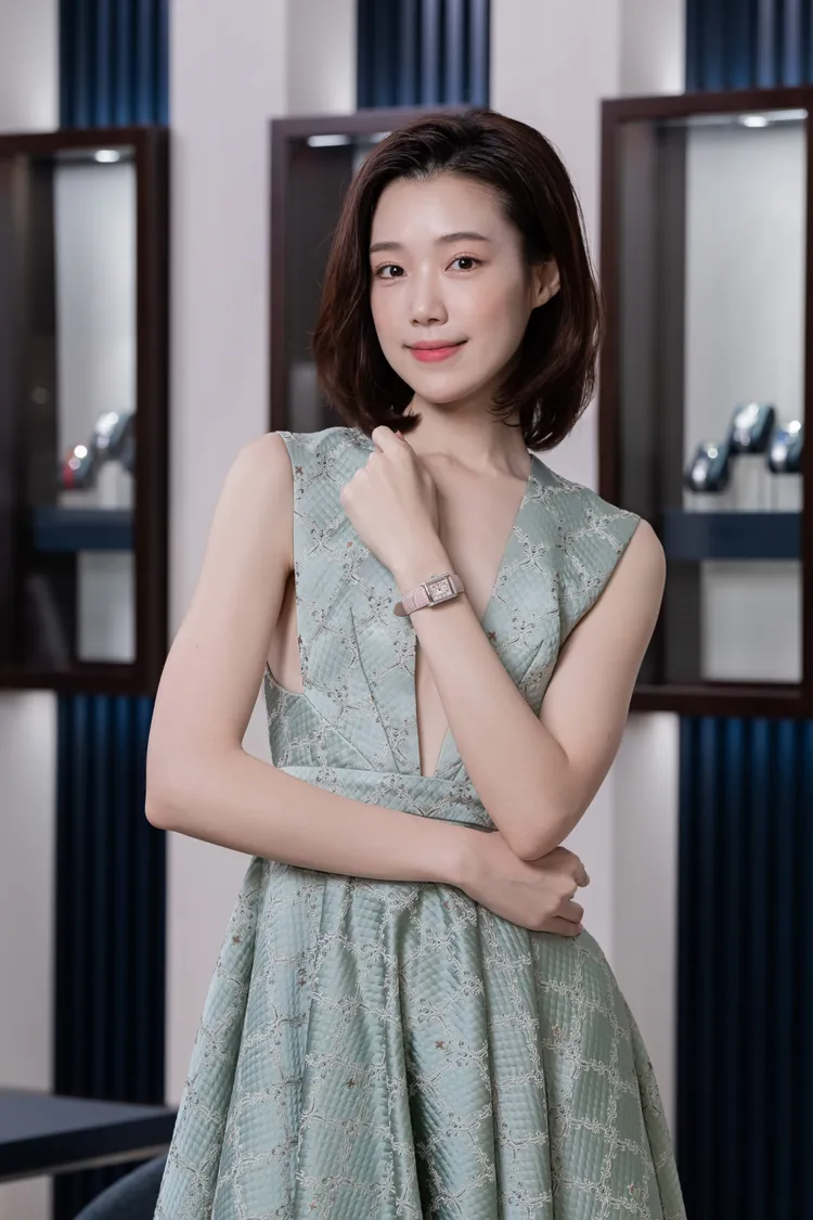 凱渥名模金鍾玉展演浪琴全新Mini Dolcevita迷你多情系列。品牌提供