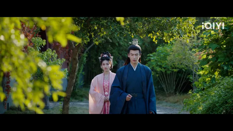 網友驚嘆第一次看到這種場「男主看到女主和男二深情對話，對女主說你喜歡男二、男三知道嗎？這麼心癢的情節」。愛奇藝國際站提供