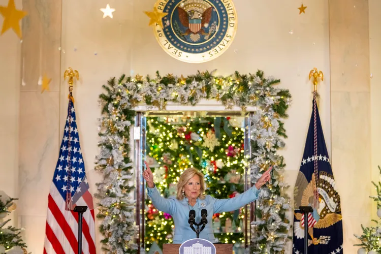 美國第一夫人吉兒．拜登宣布，今年主題為「魔力、奇蹟與歡樂」。美聯社