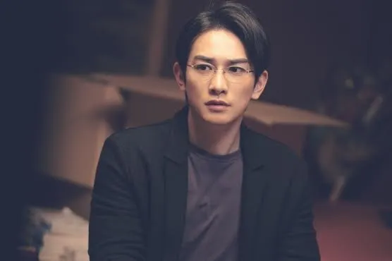 町田啓太片中戴眼鏡，他透露自己私下近視很深。車庫娛樂提供