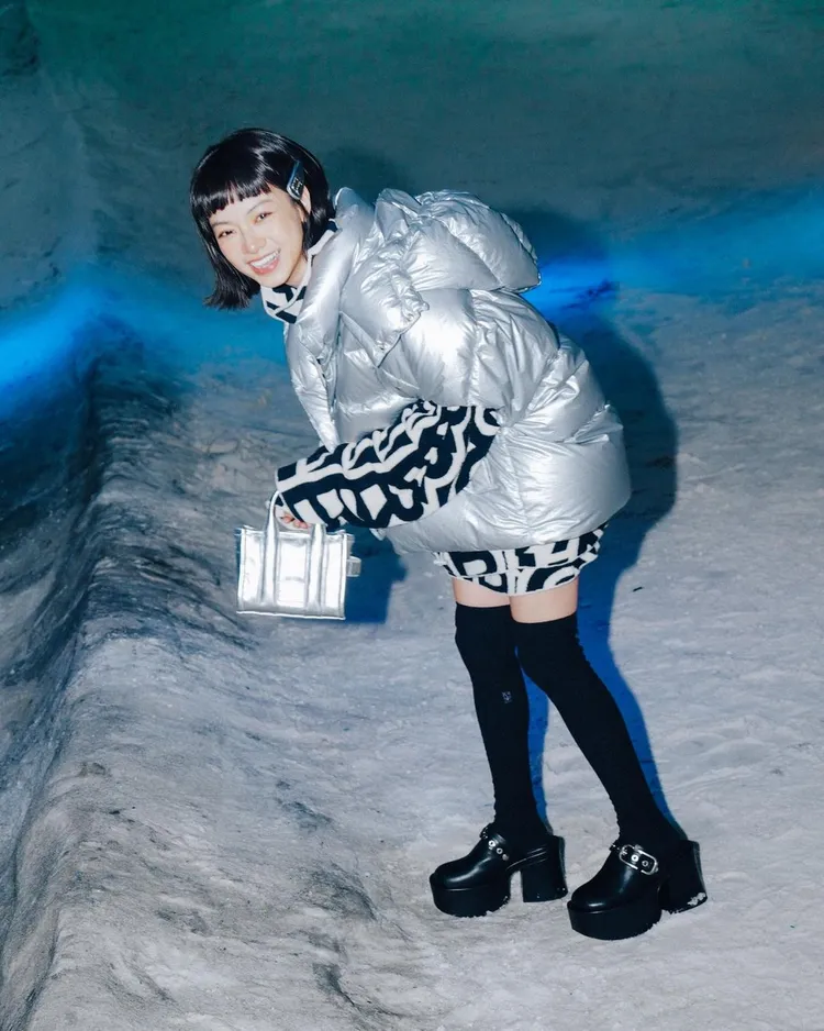 姚愛甯以俏皮扮相在雪地背景中登場。翻攝姚愛寗IG