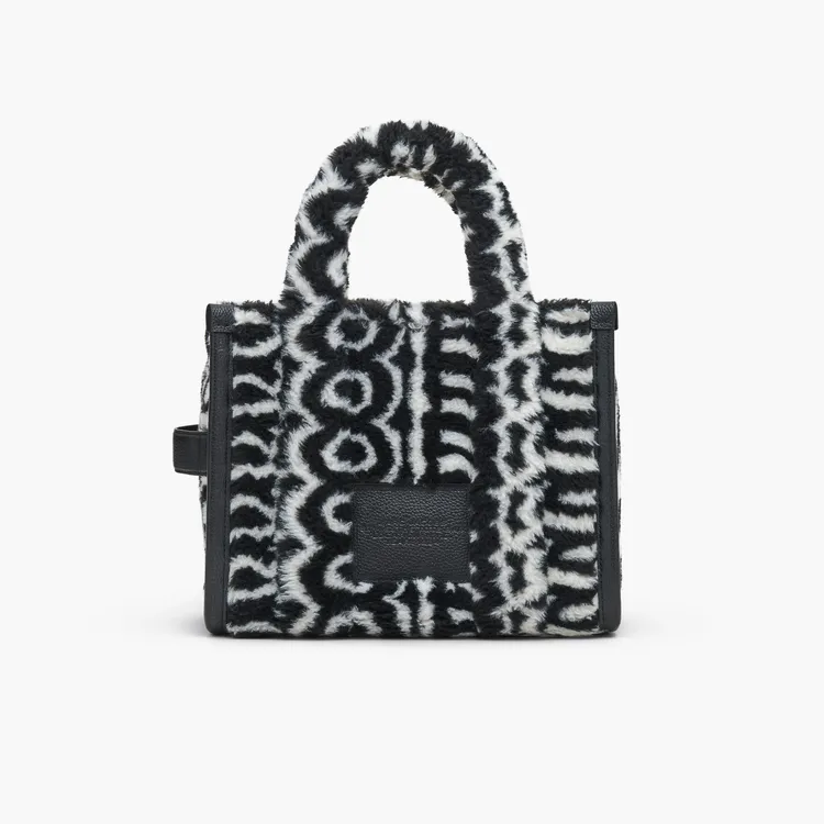 Monogram圖紋泰迪熊絨毛The Tote Bag托特包（中型），2萬1900元。品牌提供