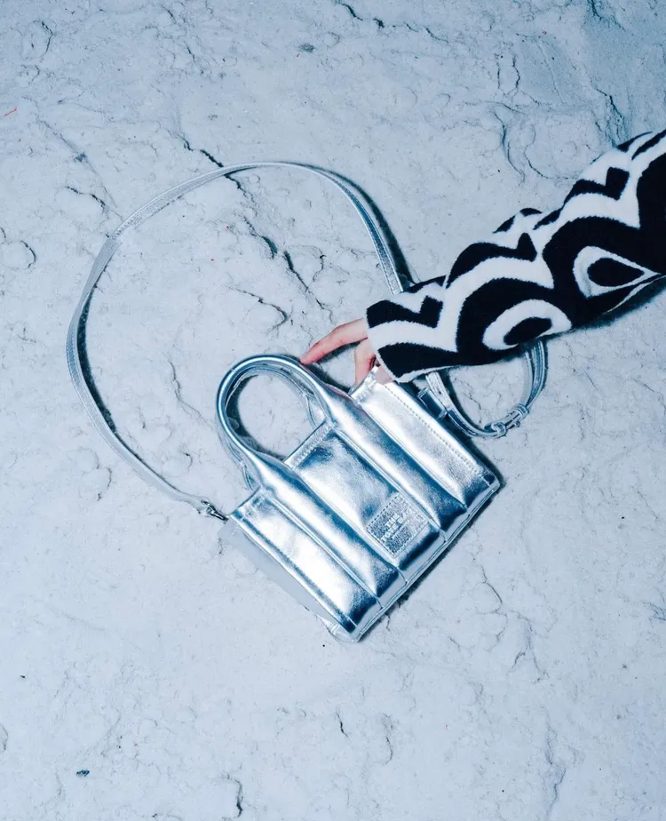 星光銀The Tote Bag托特包在雪地之中更顯耀眼。翻攝姚愛寗IG