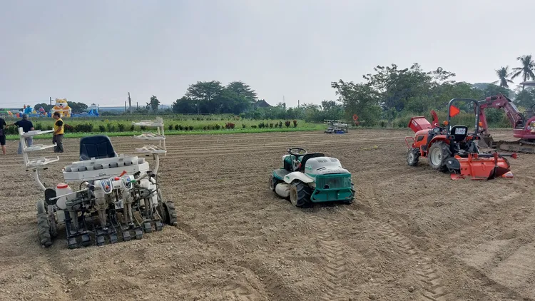 各式蔬菜機械耕作用的農業機械。凃建豐攝