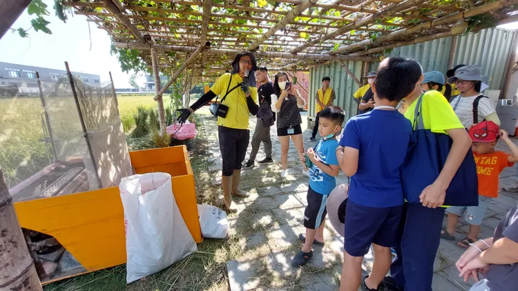 梓感農村文化節讓民眾體驗傳統打穀。凃建豐攝