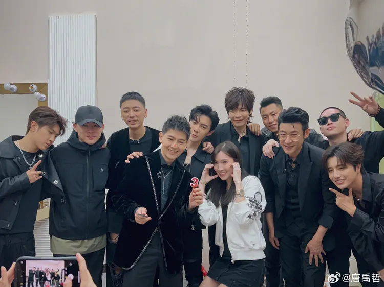 林志穎（前排左起）日前在長沙過生日，老婆陳若儀飛去陪伴，一幫哥哥也一起慶祝。後排左起馬伯騫、胡彥斌、信、唐禹哲、阿璞、瘦子、陸毅、彈殼、伯遠。翻攝唐禹哲微博