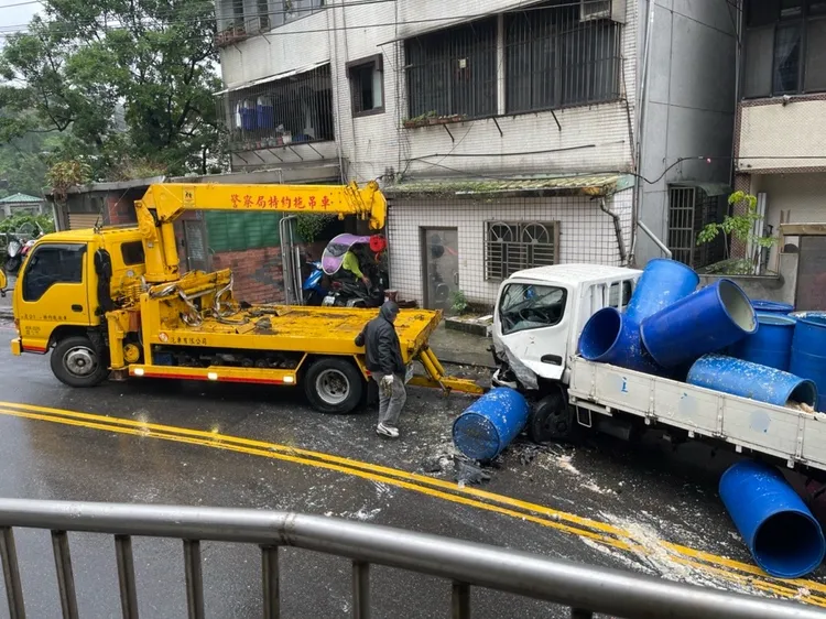 警方趕抵後，立刻協助排除事故現場。翻攝照片