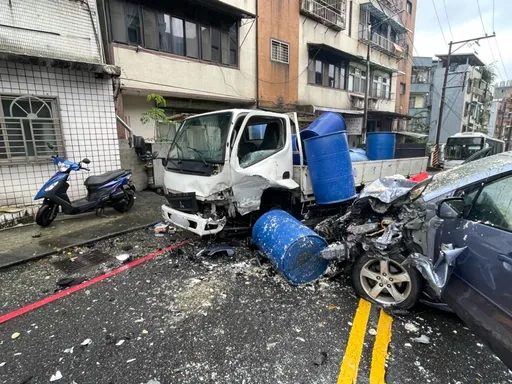 好臭!基隆休旅車疑煞車失靈撞廚餘車 現場「餿水噴滿地」4人傷送醫