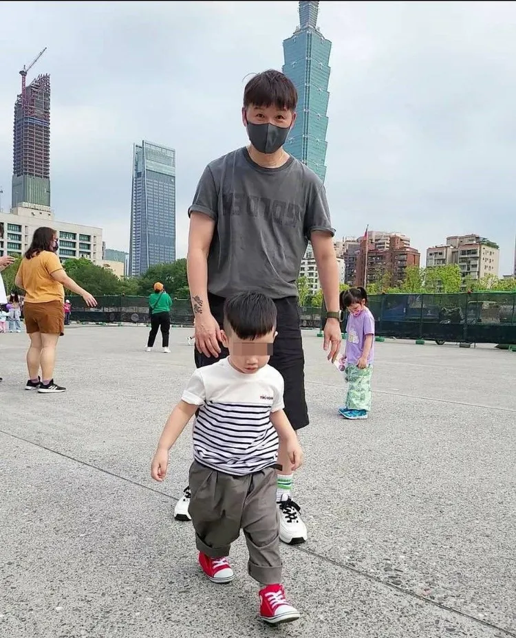 經紀人陳鎮川（後）與兒子互動，滿滿父愛。陳鎮川提供