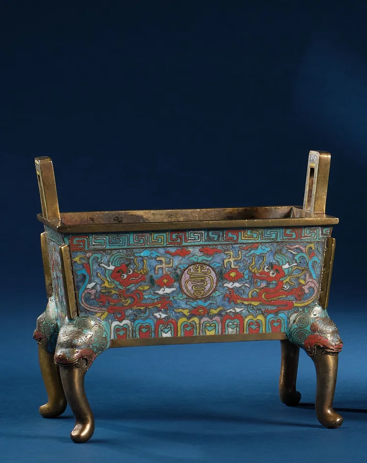 明萬曆掐絲琺瑯雙龍戲珠紋四足方爐，估價港幣60萬至80萬元（約台幣248萬至330萬元）。邦瀚斯提供