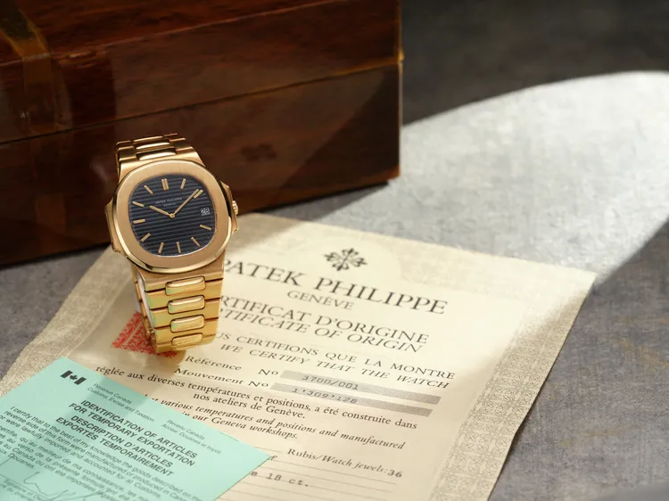 百達翡麗Jumbo 3700型號精細黃金自動上弦腕錶，估價港幣120萬至240萬元（約台幣496萬至992萬元）。邦瀚斯提供