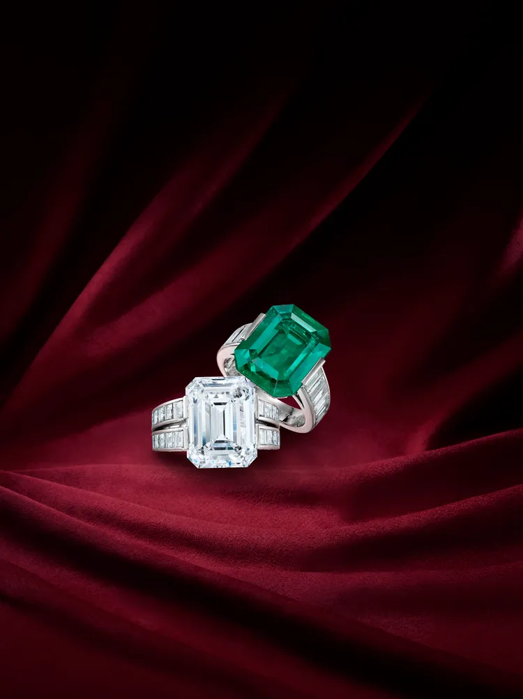 卡地亞9.62克拉天然哥倫比亞未經處理祖母綠配鑽石戒指，估價港幣220萬至450萬元（約台幣909萬至1860萬元）。邦瀚斯提供
