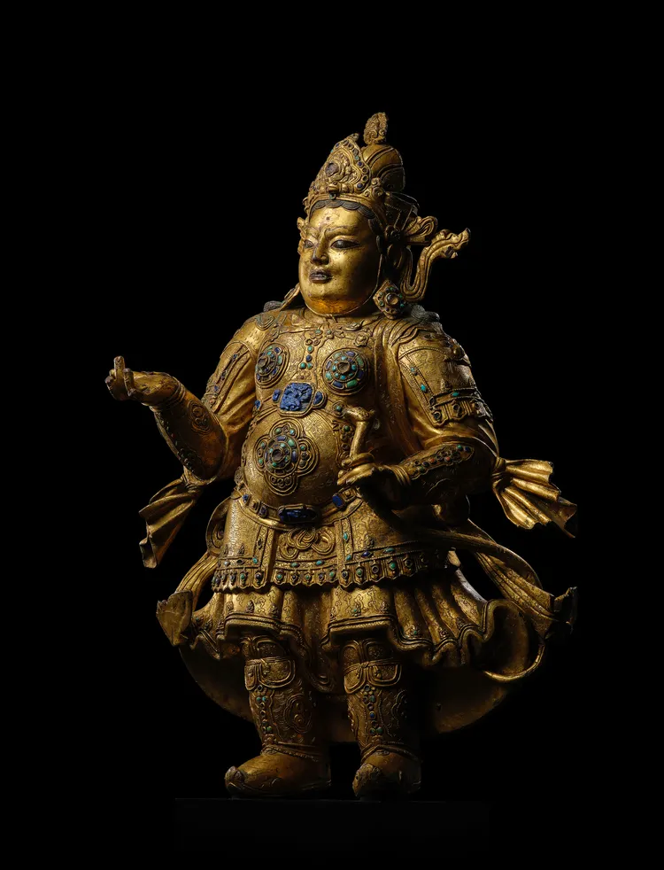 藏中丹薩替15世紀早期銅鎏金西方廣目天王像，估價港幣3500萬至5500萬元（約台幣1億4471萬至2億2741萬元）。邦瀚斯提供