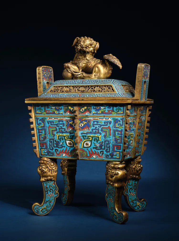 清乾隆掐絲琺瑯獸面紋四足方蓋爐，估價約港幣120萬至150萬元（約台幣496萬至620萬元）。邦瀚斯提供
